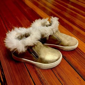 Little girls boots. Pink Uggs with Bow. Gold ankle zip furry boots with sparkles